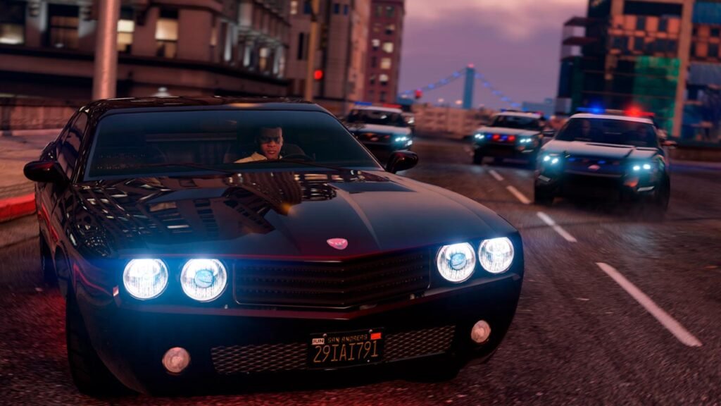 A imagem mostra uma intensa perseguição policial em uma cidade inspirada no universo de Grand Theft Auto. Um carro esportivo preto ocupa o primeiro plano enquanto é perseguido por várias viaturas com sirenes ligadas. Ao fundo, prédios iluminados e uma ponte compõem o cenário urbano ao entardecer, reforçando o clima de ação, velocidade e adrenalina característico da franquia