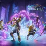 A imagem mostra personagens do Free Fire reunidos em uma cidade futurista iluminada por luzes em neon, acompanhados de um pet e efeitos visuais vibrantes. O cenário transmite ação e dinamismo, destacando o estilo moderno do jogo e a diversidade de personagens durante uma batalha urbana.