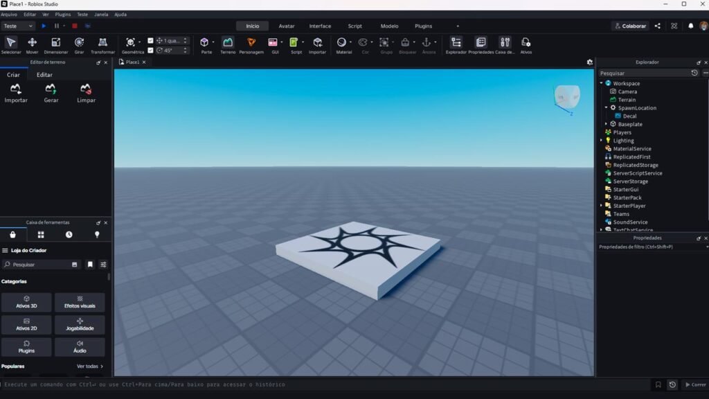 Captura de tela do Roblox Studio mostrando a interface principal da ferramenta de desenvolvimento. No centro, há um mapa simples com uma plataforma branca sobre um terreno plano, enquanto nas laterais aparecem os painéis de ferramentas, explorador de objetos e propriedades utilizados para criar e editar jogos na plataforma Roblox.