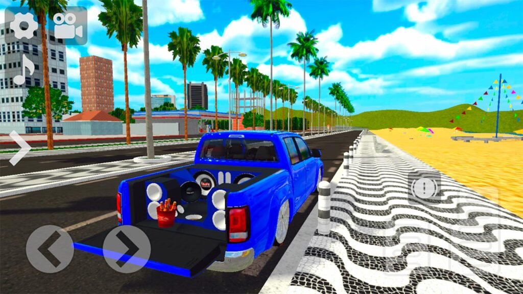 A imagem mostra uma picape totalmente personalizada em Carros Socados Brasil 2, estacionada à beira de uma avenida litorânea inspirada nas praias brasileiras. O veículo possui suspensão rebaixada e um sistema de som automotivo instalado na caçamba, enquanto ao fundo aparecem a orla, coqueiros, prédios e a praia. A cena destaca o mundo aberto, a liberdade para explorar o mapa e as diversas opções de personalização disponíveis no jogo.