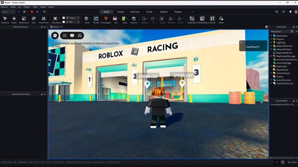 Captura de tela do Roblox Studio durante a execução de um jogo de corrida. A imagem mostra um personagem em terceira pessoa em frente a uma garagem com pontos de spawn de veículos, enquanto a interface do Roblox Studio permanece visível ao redor da janela de teste, permitindo visualizar e editar o projeto em tempo real.