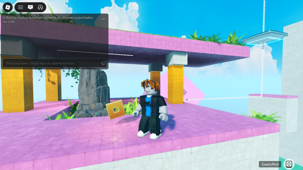 Captura de tela de um jogo desenvolvido no Roblox, mostrando um personagem em terceira pessoa explorando um cenário colorido com plataformas suspensas, vegetação e obstáculos. A interface do jogo exibe o chat, os controles e um botão de habilidade, ilustrando um ambiente de aventura e parkour criado na plataforma.
