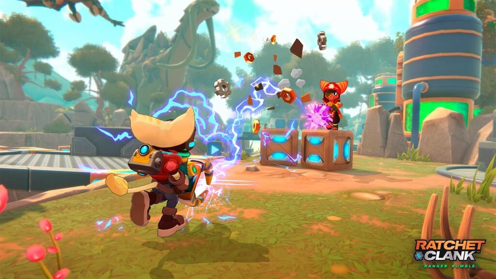 A imagem mostra um intenso confronto em Ratchet & Clank: Ranger Rumble, com Ratchet enfrentando um adversário em uma arena inspirada em ambientes naturais e tecnológicos. Utilizando uma arma de energia, o personagem dispara ataques elétricos enquanto o oponente se protege atrás de obstáculos. O cenário destaca a ação em terceira pessoa, os efeitos visuais das armas e o combate dinâmico que faz parte das partidas multiplayer do jogo