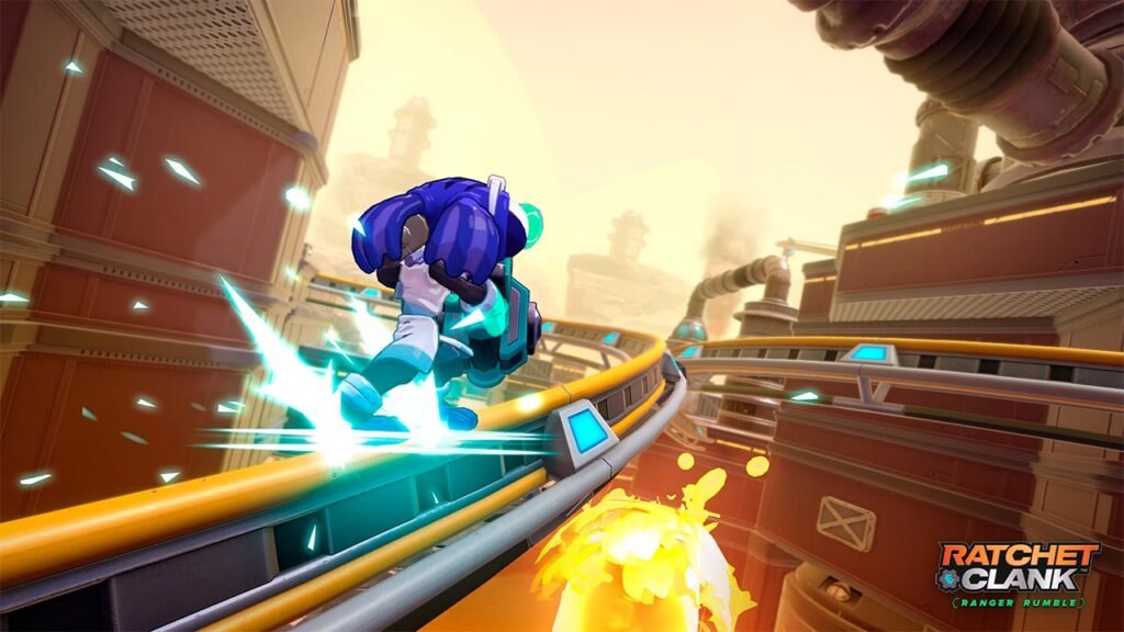 A imagem mostra um personagem deslizando em alta velocidade sobre um trilho metálico em uma área industrial futurista de Ratchet & Clank: Ranger Rumble. Enquanto percorre o cenário, explosões e efeitos de energia reforçam a intensidade da ação, destacando a movimentação ágil, a verticalidade dos mapas e a jogabilidade dinâmica que fazem parte das partidas multiplayer do jogo