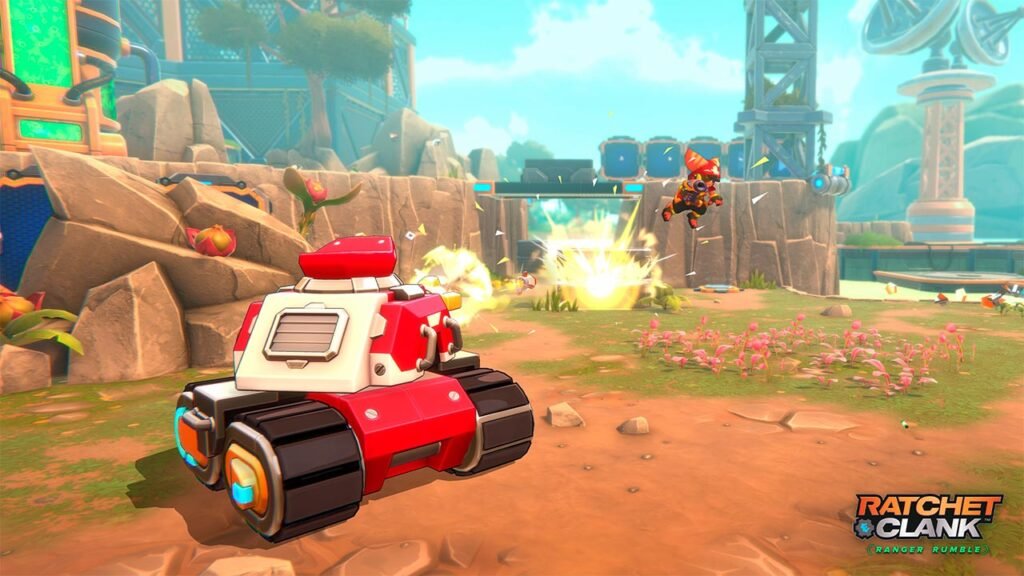 A imagem mostra uma intensa batalha em Ratchet & Clank: Ranger Rumble, com um robô de combate automatizado atacando inimigos em uma arena futurista ao ar livre. Explosões, disparos e um personagem saltando durante o confronto destacam a ação acelerada e a variedade de equipamentos disponíveis, reforçando o foco do jogo em combates multiplayer dinâmicos e cheios de estratégia