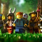 Imagem ilustrativa mostrando diversos personagens do Roblox reunidos em um cenário de floresta. Cada avatar possui roupas, armas e acessórios diferentes, destacando a grande variedade de estilos e possibilidades de personalização disponíveis na plataforma.